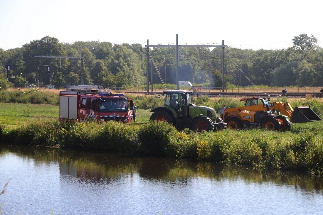 Brandweerwagen bijna te water bij blussen van tractorbrand Leidsevaart Lisse (Video update)